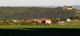 Pohled na obec Bzová